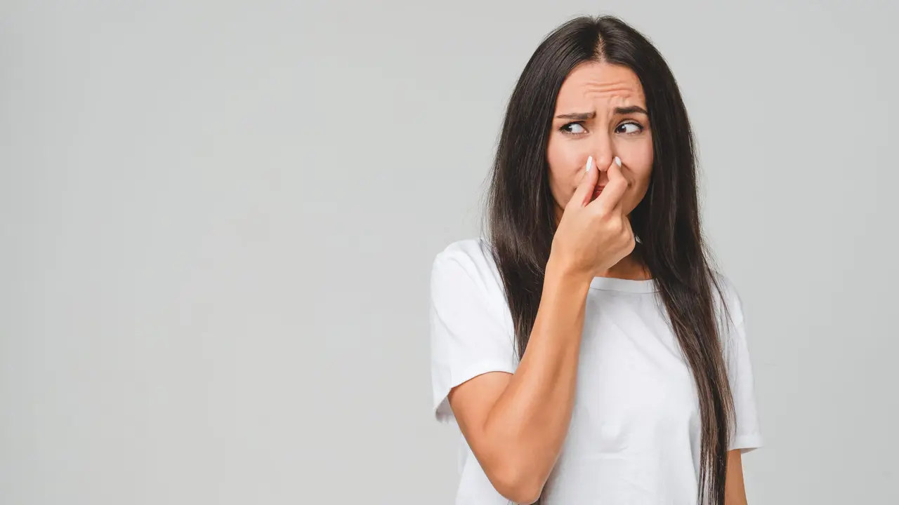 Elimina subito l’odore di chiuso: ecco il trucco segreto usato nei negozi di abbigliamento